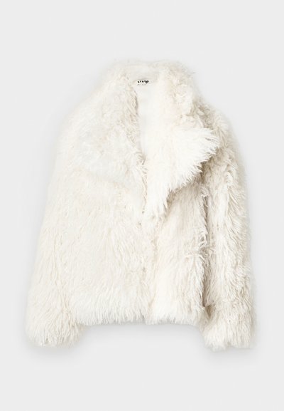 Veste en fausse fourrure blanche avec une texture douce et duveteuse. Elle présente un large col et un design à devant ouvert. Aucune fermeture ni motif visible.