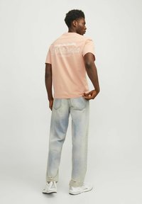 Jack & Jones JORVESTERBRO BACK SS CREW NECK  - Triko s potiskem - canyon sunset