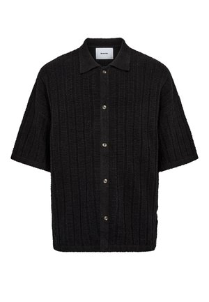 Sort kortærmet strikskjorte med lodrette teksturerede striber, knapper foran og klassisk krave, lavet af blødt og behageligt stof.