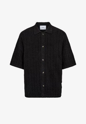 Sort kortærmet strikskjorte med lodrette teksturerede striber, knapper foran og klassisk krave, lavet af blødt og behageligt stof.