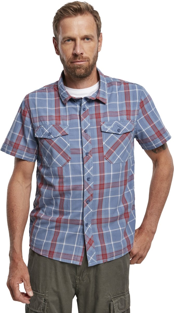 Camicia a maniche corte di tessuto scozzese nei colori blu, rosso e bianco. Presenta due tasche sul petto e una chiusura a bottoni nella parte frontale. Realizzata in tessuto leggero.