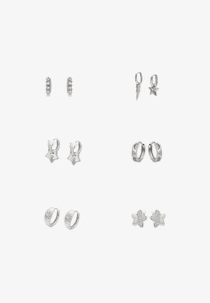 Set aus silbernen Ohrringen, bestehend aus kleinen Creolen, Blitzen, Sternformen und Schmetterlingsdesigns. Einige sind mit Strasssteinen und strukturierten Details verziert.