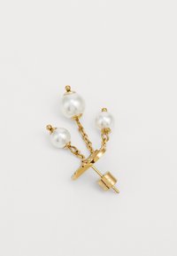 Orecchini in metallo dorato con tre gocce di perla bianca collegate da catene. Il design include accenti sferici e una chiusura a perno.