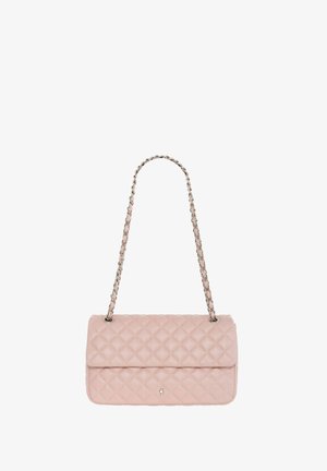 Bolso de mano de cuero rosa acolchado con una correa de cadena, que presenta una forma rectangular y un cierre de solapa. Superficie texturizada con un brillo sutil.