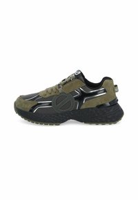 Olijfgroene sneakers met een bovenwerk van suede en synthetisch materiaal, zwarte accenten, een gestructureerde rubberen zool en veters, met een cirkelvormig logo aan de zijkant.