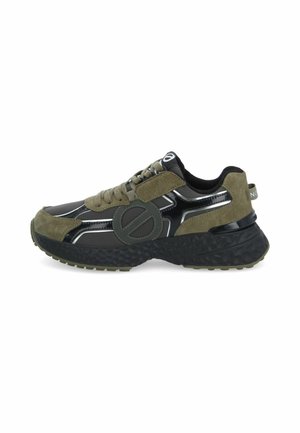 Olijfgroene sneakers met een bovenwerk van suede en synthetisch materiaal, zwarte accenten, een gestructureerde rubberen zool en veters, met een cirkelvormig logo aan de zijkant.