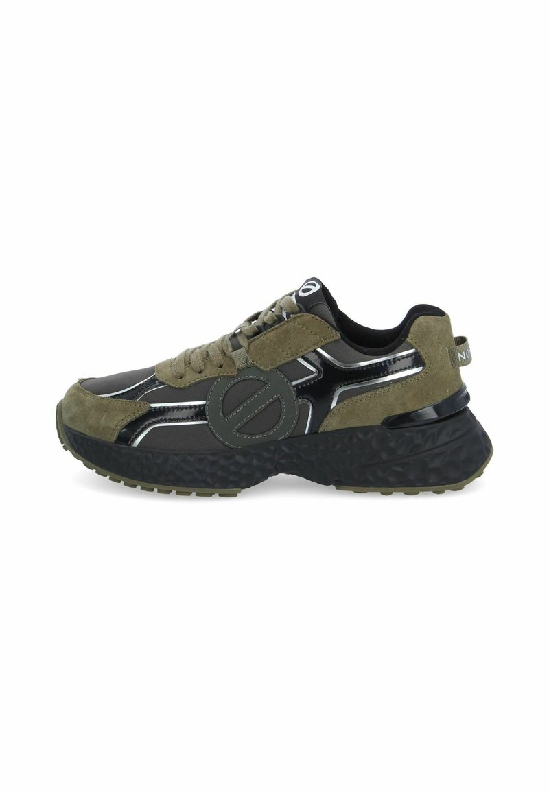 Olijfgroene sneakers met een bovenwerk van suede en synthetisch materiaal, zwarte accenten, een gestructureerde rubberen zool en veters, met een cirkelvormig logo aan de zijkant.