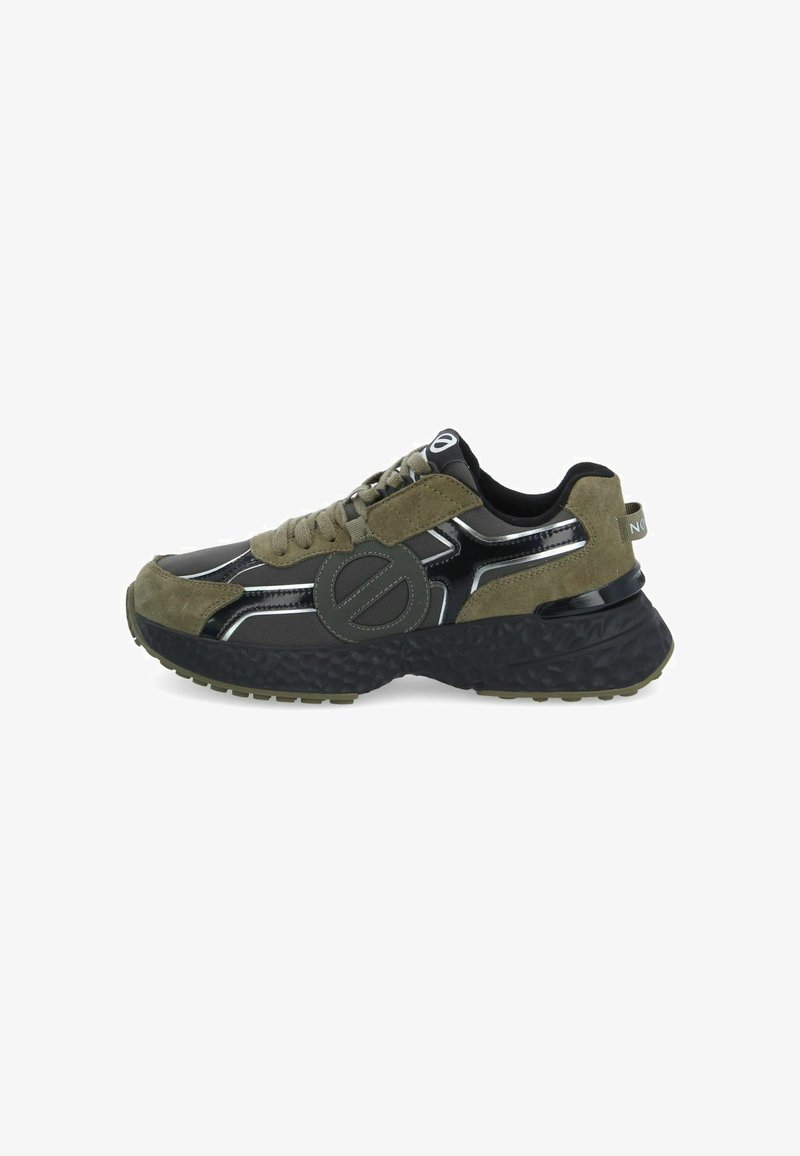 Olivgrüne Sneakers mit Obermaterial aus Wildleder und Synthetik, schwarzen Akzenten, strukturierten Gummisohlen und Schnürsenkeln, die ein kreisförmiges Logo an der Seite aufweisen.