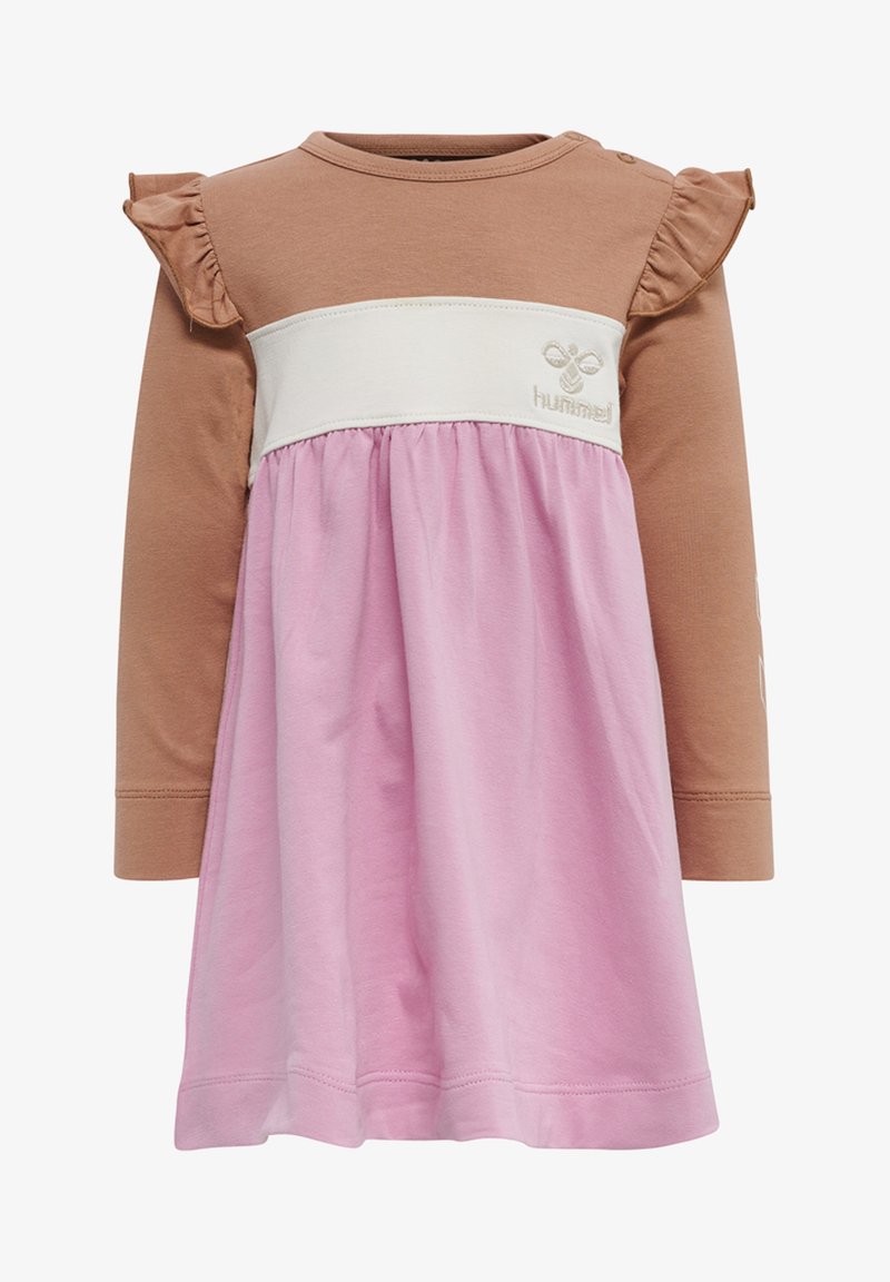 Sukienka z długim rękawem, z brązową górą i różową spódnicą. Posiada falbaniaste rękawy oraz białą wstawkę z wytłoczonym logo. Wykonana z miękkiego materiału.