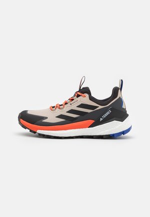 FREE LOW GTX - Climbing shoes - beige/core black/semi impact orange