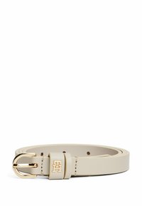 Beige leren riem met een goudkleurige gesp, met een logo-ingedrukte band en nauwkeurige stiksels over de lengte.
