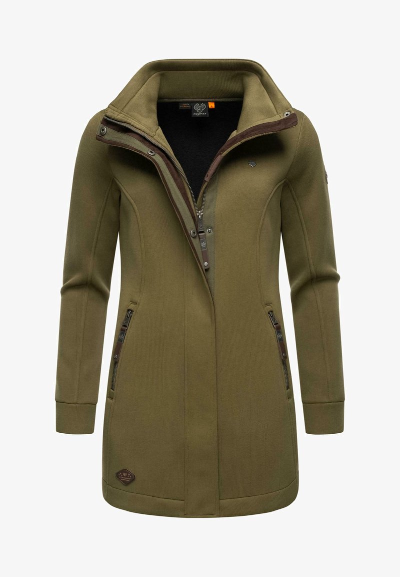 Maslinasto zeleni dugi kaput s visokim ovratnikom, prednjim zatvaračem i dva džepa sa zatvaračem. Ima rebrastu teksturu i smeškastu obrubu oko ovratnika i zatvarača.