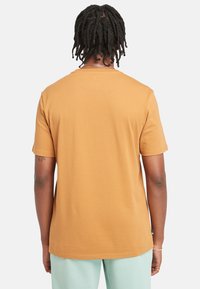 Timberland KENNEBEC RIVER TREE LOGO SHORT SLEEVE - Triko s potiskem - wheat boot black