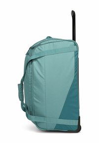 Bolsa de viaje rodante de tela teal, con una textura suave, cremallera superior, asa lateral y un asa retráctil negra sólida.