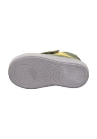 Grüne Wildledersneaker mit gelben Akzenten, Klettverschluss und einer grauen Gummisohle, die mit einem strukturierten Muster für besseren Halt ausgestattet ist.