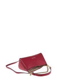 Borsa a tracolla rossa in pelle con dettaglio in catena dorata, apertura zip, e profilo laterale triangolare, leggermente aperta per mostrare la fodera interna beige.