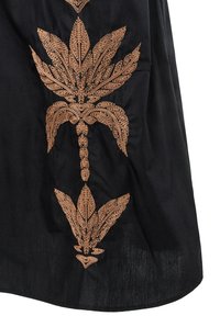 Schwarzer Stoff mit kunstvoller Kupfer-farbener Blattstickerei. Verfügt über ein fließendes Design und eine glatte Textur, die detaillierte Muster und Akzente hervorhebt.