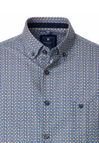 Blauw button-down overhemd met geometrisch patroon, voorzien van gele en witte accenten. Gemaakt van stof met een gladde textuur. Merktag zichtbaar.
