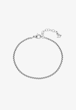 Pulsera de cadena en tono plateado con eslabones cuadrados, cierre de langosta, cadena ajustable y pequeño colgante de mariposa al final.