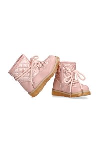 Botines rosas con parte superior acolchada brillante, punta redonda y diseño de cordones; suela de goma texturizada. Cremallera lateral para facilitar el uso.