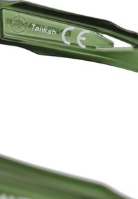 Grøn plastikclips med en glat tekstur, der har inskriptionen "Taiwan" og CE-mærket for overholdelse.