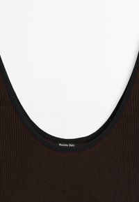 Gros plan sur l'encolure côtelée d'un débardeur brun foncé avec bordure noire et petite étiquette blanche "Massimo Dutti" au centre.