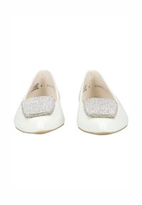 Bailarinas de cuero blanco con un adorno cuadrado metálico brillante en la zona delantera. Diseño de puntera redonda y suela plana.