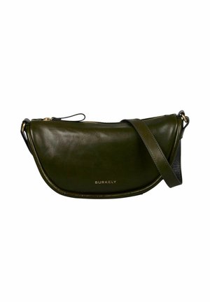 Borsa a tracolla a forma di mezzaluna in pelle verde scuro con chiusura a zip e tracolla regolabile, marchiata "BURKELY" sul davanti.