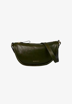 Borsa a tracolla a forma di mezzaluna in pelle verde scuro con chiusura a zip e tracolla regolabile, marchiata "BURKELY" sul davanti.