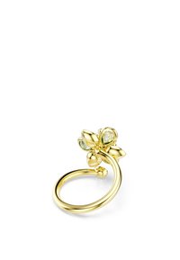 Bague en métal doré ornée d'un motif floral avec des pierres précieuses vertes, un bandeau lisse et des pétales texturés autour de la pierre centrale.
