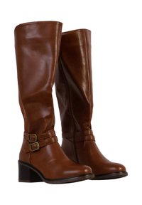 Stivali alti in pelle marrone con una finitura liscia, dotati di due fibbie decorative sulla caviglia e un tacco chunky.