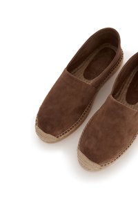 Ruske suède espadrile s potplatom od jute užadi, s ovalnim vrhom i šavovima duž ruba za dodatne detalje.
