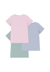 Trois t-shirts à manches courtes aux couleurs pastel : rose clair, bleu doux et vert atténué. Fabriqués en coton lisse avec des encolures simples et arrondies.