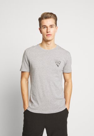 Tricou gri cu mânecă scurtă, dintr-un amestec de bumbac, având un print grafic triunghiular negru pe pieptul stâng și un guler rotund.