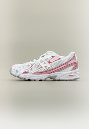 Bijela i roza New Balance tenisica za trčanje s mrežastim gornjim dijelom, potplatom s jastukom i vezicama na neutralnoj pozadini.