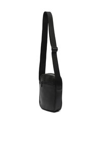 Čierna syntetická crossbody taška s jedným nastaviteľným popruhom a prednou vreckom na zips. Hladká textúra a obdĺžnikový tvar.