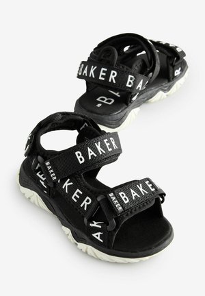Fekete sport szandálok, texturált pántokkal, rajtuk "BAKER" felirattal, párnázott talppal és fehér gumitalppal. Állítható tépőzáras rögzítéssel.