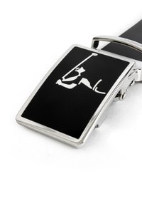 Schwarze Metallschnalle in rechteckiger Form, mit einem weißen Design auf schwarzem Hintergrund; silberne Hardware-Akzente; eleganter Finish.