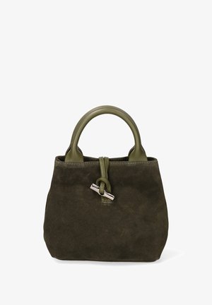 Sac à main en daim vert avec un design structuré, surface texturée, doubles poignées supérieures et un accent en cuir noué avec un fermoir métallique.