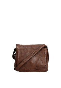 Borsa a spalla in pelle marrone con superficie texture, tracolla regolabile e logo impresso sul davanti. Forma rettangolare compatta.