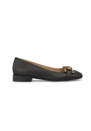 Ballerines en cuir noir avec un bout arrondi, un petit talon bloc et des accents en or sur la bride avant. Texture lisse sur l'ensemble.