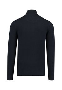 Dunkelblauer Pullover mit einem hohen Kragen, langen Ärmeln und einem strukturierten Strickmuster. Abgeschlossen mit gerippten Bündchen und Saum.
