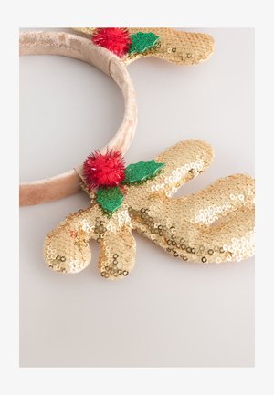 Opaska na głowę z złotymi cekinowymi uszami renifera, z beżową pluszową bazą, czerwonymi pomponami i zielonymi akcentami ostrokrzewu.