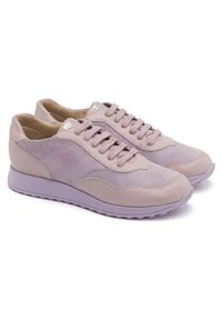 Paire de baskets en cuir violet clair et rose avec des lacets, des panneaux en daim et des semelles en caoutchouc, présentées côte à côte sur un fond blanc.