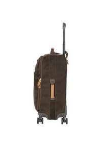Bolsa de deporte con ruedas en tela marrón oscuro con textura de ante, cremalleras doradas y acentos de cuero. Presenta un mango retráctil y dos ruedas.