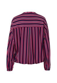 Marineblauwe blouse met verticale rood-witte strepen, lange gebloemde mouwen en een geplooid detail aan de achterkant. Zachte stof met een losse pasvorm.