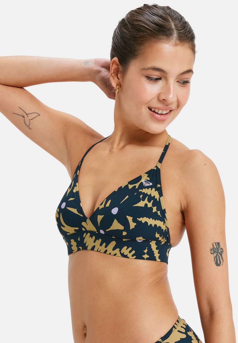 Top bikini triangolo di colore blu scuro con un motivo geometrico in oro e lavanda. Presenta spalline sottili e una texture di tessuto liscia.