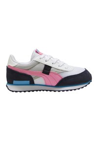 Scarpe da ginnastica da uomo con tomaia in rete bianca, dettagli in suede blu navy, particolari rosa e azzurri chiari, e suola testurizzata per una migliore aderenza.