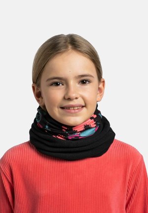 Cuello de tortuga negro con un colorido patrón floral en rosa y azul. Suéter de coral acanalado llevado debajo. Textura de tela suave.