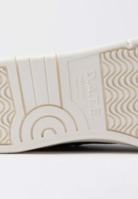 Sole in gomma bianca con motivi testurizzati, accenti rotondi e lettering in rilievo "D.A.T.E. FEEL GOOD TOGETHER."